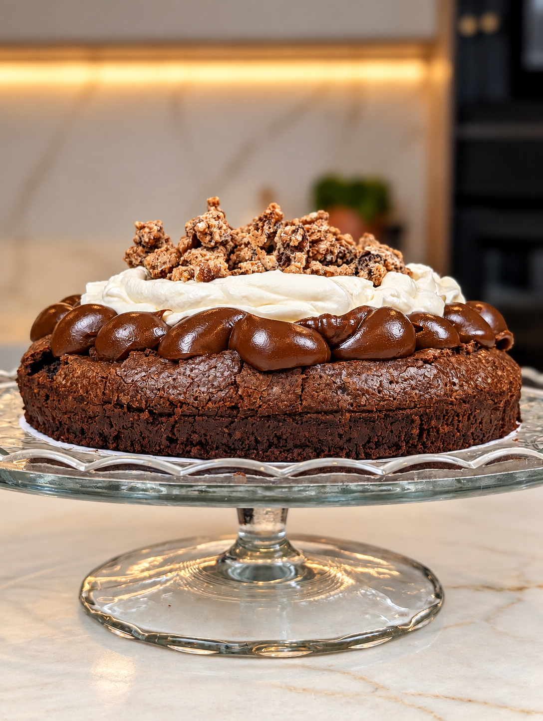 Torta Marquise de chocolate con dulce de leche, nata montada y nueces caramelizadas